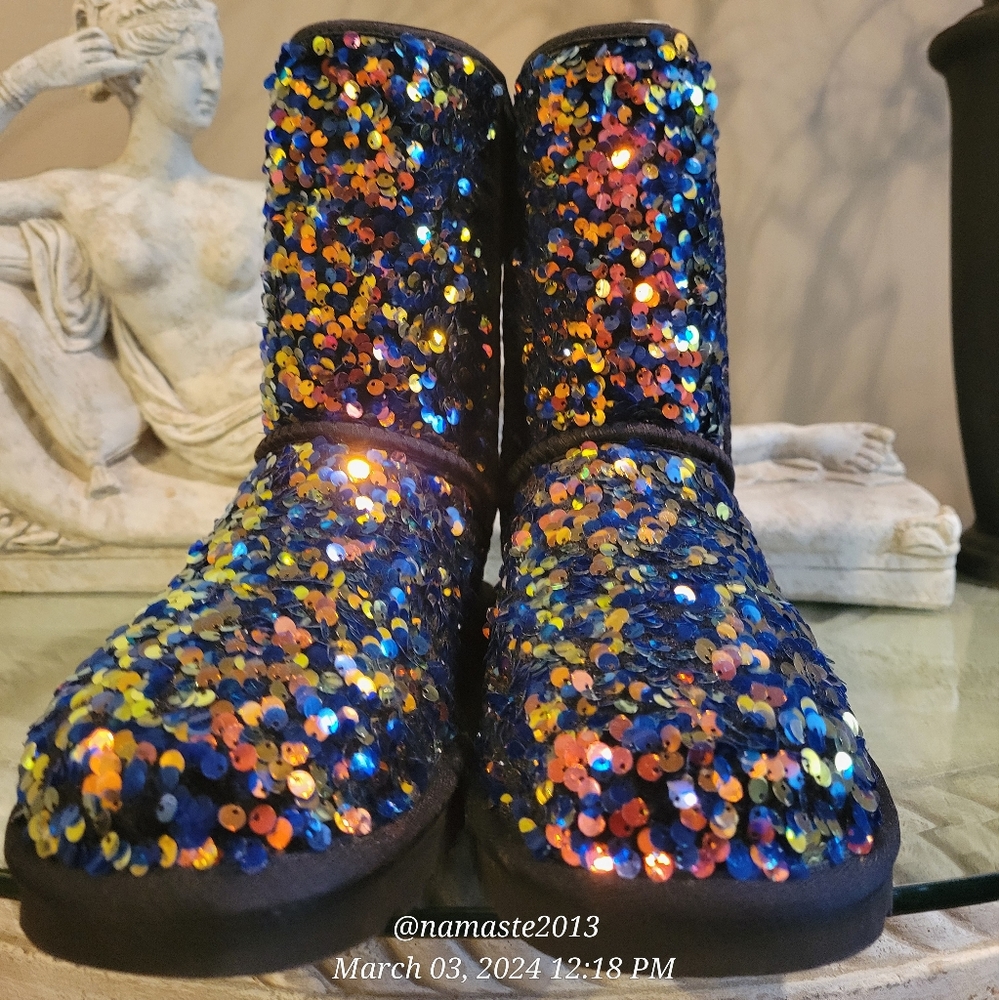 Ugg Sequin Stellar Short Boot NWOT Suede Fur logo Designer 7 Black #730 - Picture 16 of 16